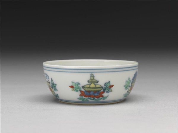 鬥彩蓮托五珍寶紋杯