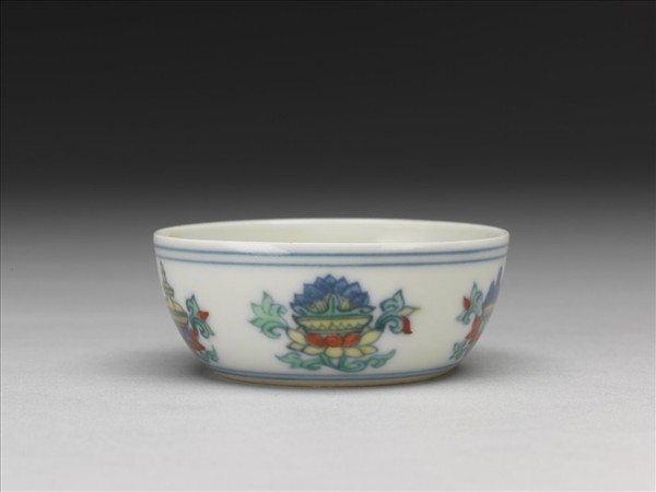 鬥彩蓮托五珍寶紋杯