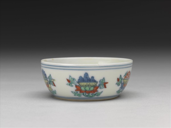 鬥彩蓮托五珍寶紋杯