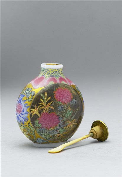 玻璃胎畫琺瑯花卉紋鼻煙壺