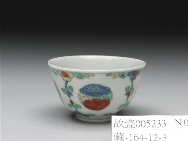 鬥彩團雲花卉紋杯