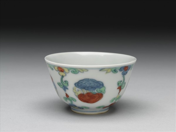 鬥彩團雲花卉紋杯