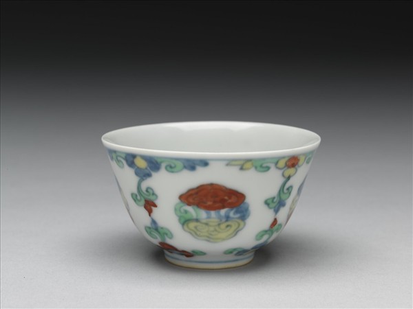 鬥彩團雲花卉紋杯