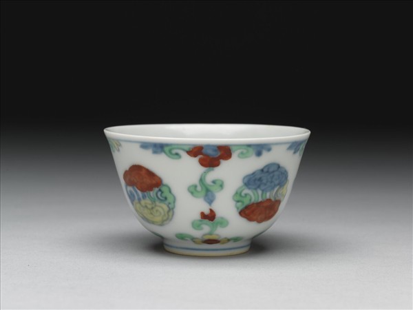 鬥彩團雲花卉紋杯