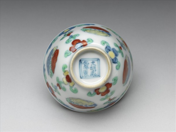 鬥彩團雲花卉紋杯