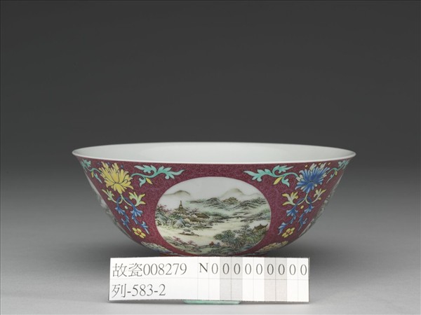 琺瑯彩洋紅地開光四季山水圖碗