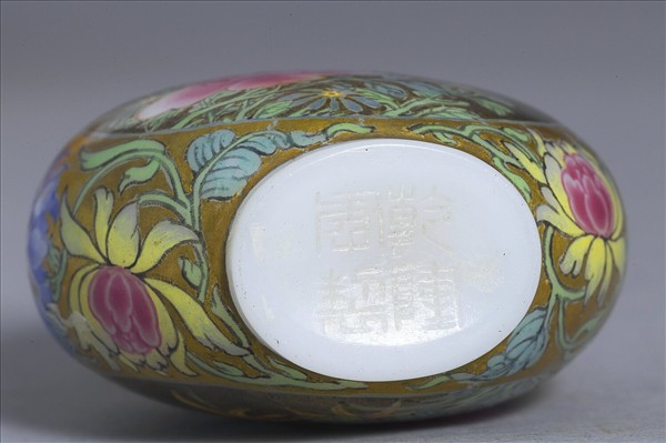 玻璃胎畫琺瑯花卉紋鼻煙壺