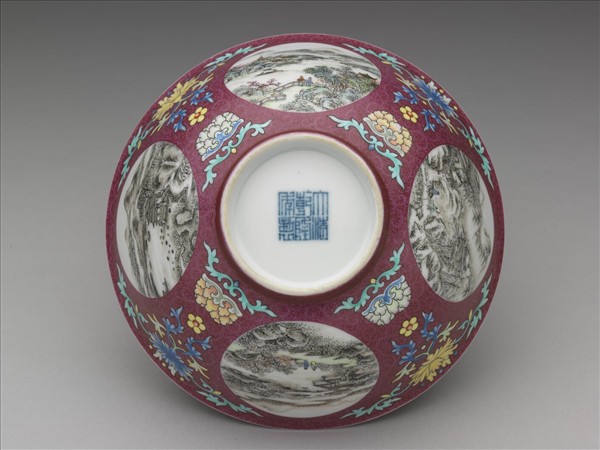 琺瑯彩洋紅地開光四季山水圖碗