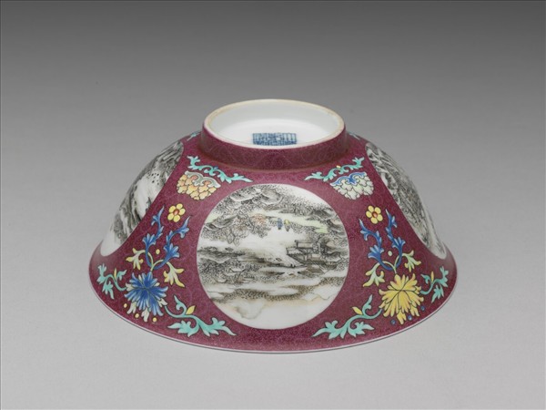 琺瑯彩洋紅地開光四季山水圖碗