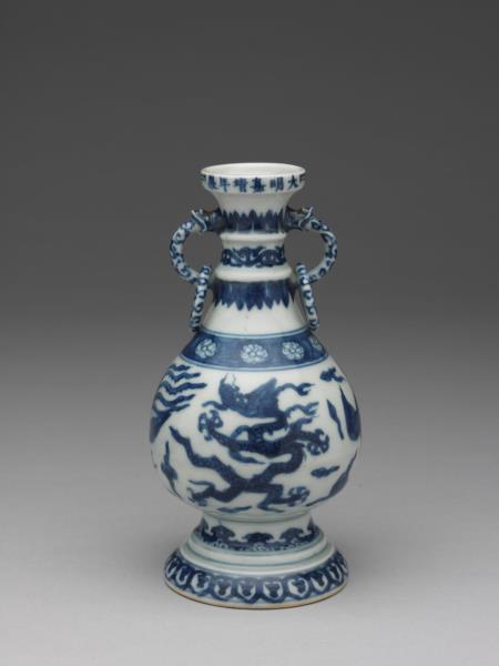 青花龍鳳紋獸耳環瓶