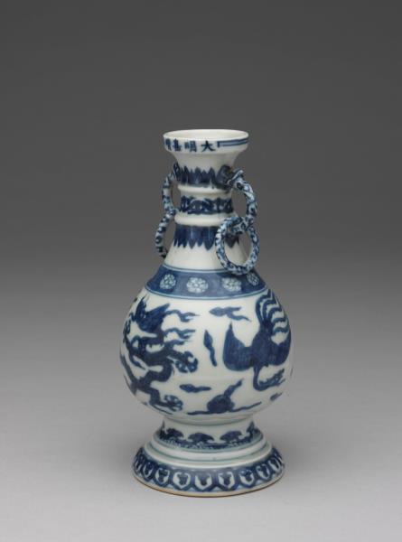 青花龍鳳紋獸耳環瓶