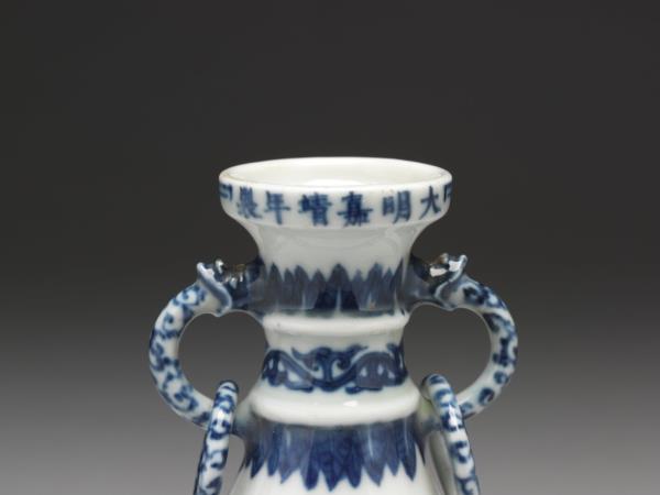 青花龍鳳紋獸耳環瓶