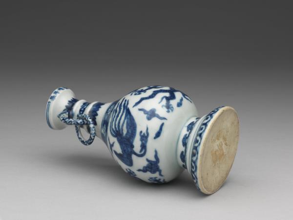 青花龍鳳紋獸耳環瓶