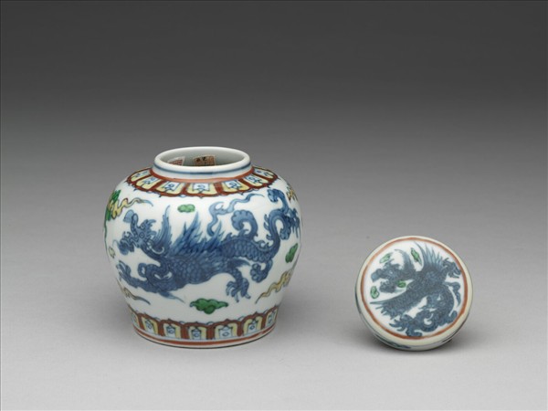 鬥彩夔龍紋蓋罐