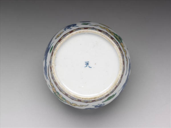 鬥彩夔龍紋蓋罐