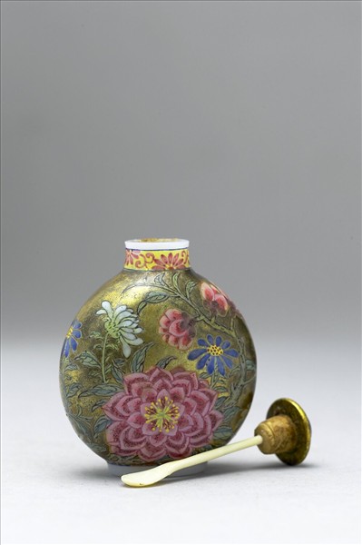 玻璃胎畫琺瑯金地花卉紋鼻煙壺