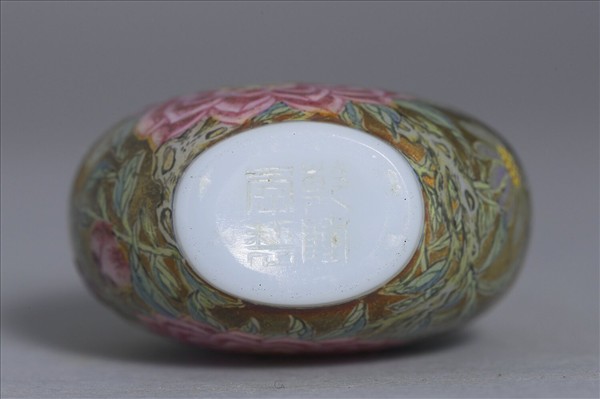 玻璃胎畫琺瑯金地花卉紋鼻煙壺