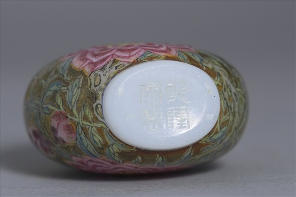 玻璃胎畫琺瑯金地花卉紋鼻煙壺