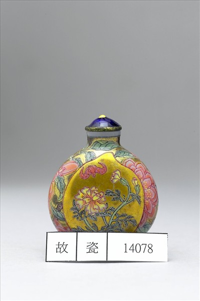 玻璃胎畫琺瑯金地桃實花卉紋鼻煙壺