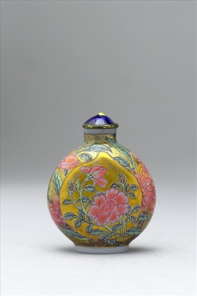 玻璃胎畫琺瑯金地桃實花卉紋鼻煙壺