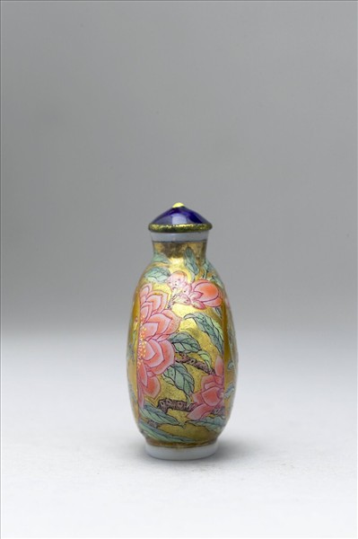 玻璃胎畫琺瑯金地桃實花卉紋鼻煙壺