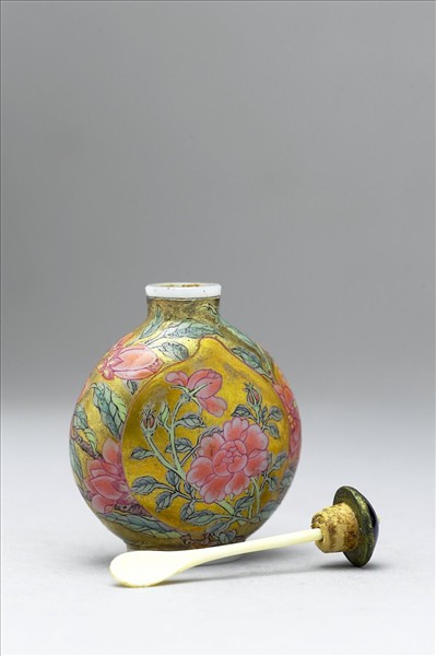 玻璃胎畫琺瑯金地桃實花卉紋鼻煙壺