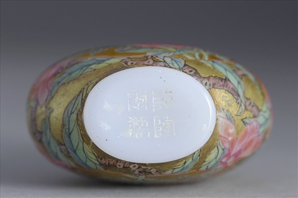 玻璃胎畫琺瑯金地桃實花卉紋鼻煙壺