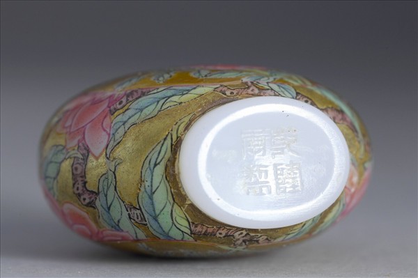 玻璃胎畫琺瑯金地桃實花卉紋鼻煙壺