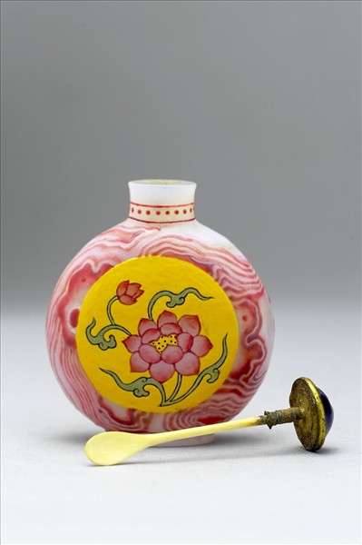 瑪瑙紋玻璃胎畫琺瑯蓮花紋鼻煙壺