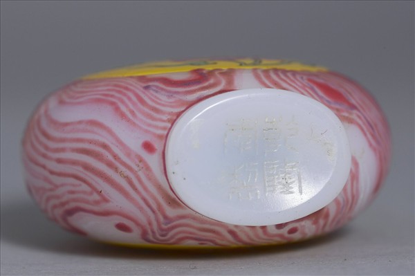 瑪瑙紋玻璃胎畫琺瑯蓮花紋鼻煙壺