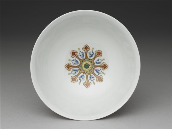 琺瑯彩洋紅地開光四季山水圖碗