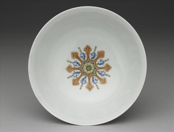 琺瑯彩洋紅地開光四季山水圖碗