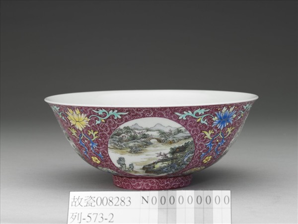 琺瑯彩洋紅地開光四季山水圖碗