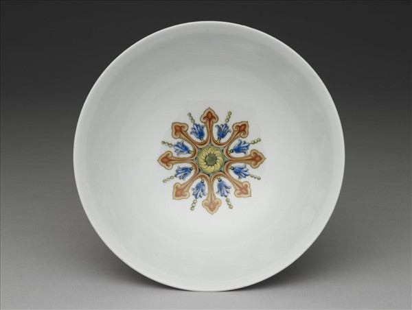 琺瑯彩洋紅地開光四季山水圖碗