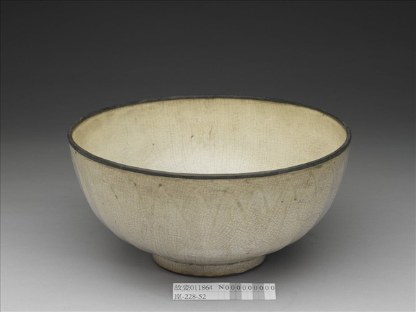 白瓷劃花蓮瓣紋碗