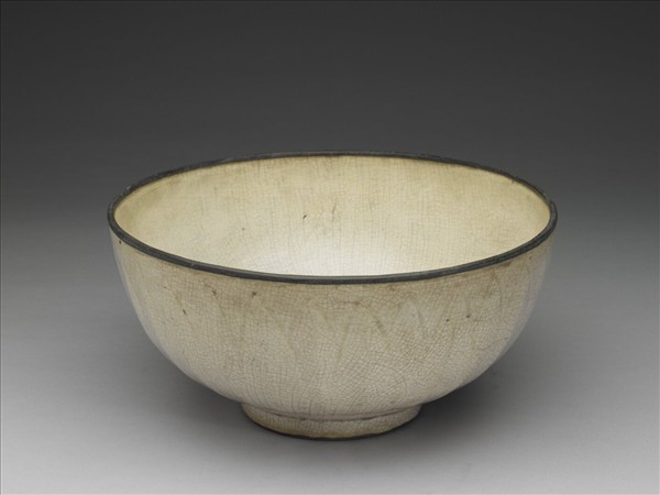 白瓷劃花蓮瓣紋碗