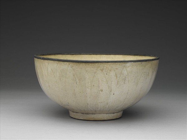 白瓷劃花蓮瓣紋碗