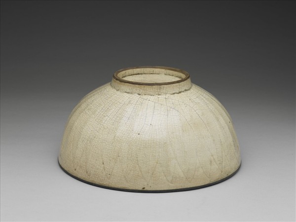 白瓷劃花蓮瓣紋碗