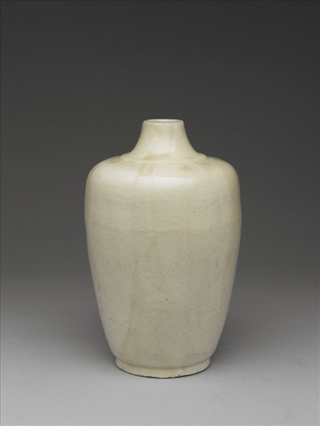 吉州窯 白瓷劃花纏枝番蓮紋瓶