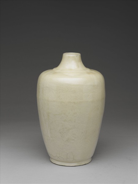 吉州窯 白瓷劃花纏枝番蓮紋瓶