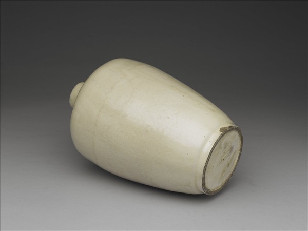 吉州窯 白瓷劃花纏枝番蓮紋瓶