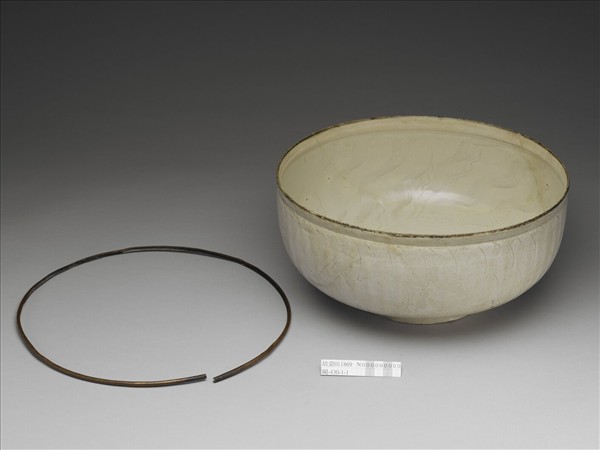 定窯 白瓷劃花蓮瓣游魚紋碗