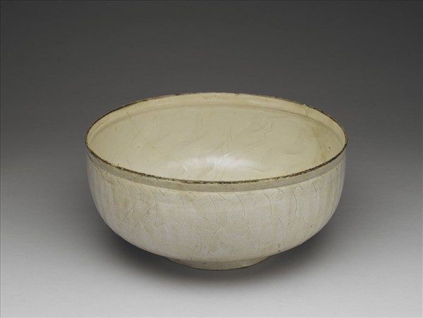 定窯 白瓷劃花蓮瓣游魚紋碗