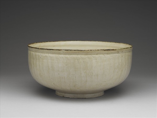 定窯 白瓷劃花蓮瓣游魚紋碗