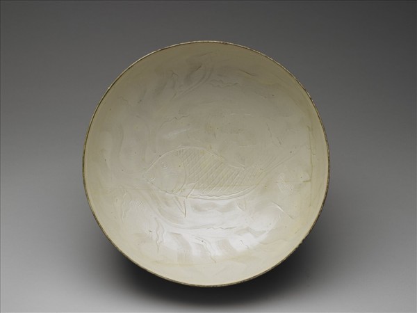定窯 白瓷劃花蓮瓣游魚紋碗