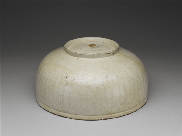 定窯 白瓷劃花蓮瓣游魚紋碗