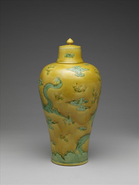 黃地綠彩龍紋帶蓋梅瓶