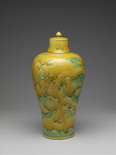 黃地綠彩龍紋帶蓋梅瓶