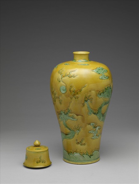 黃地綠彩龍紋帶蓋梅瓶