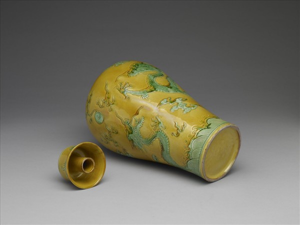 黃地綠彩龍紋帶蓋梅瓶